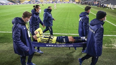 Fenerbahçe'de Mesut Özil şoku: Sakatlandı,  yürüyemiyor! Durumu ciddi