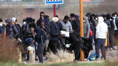 Fransa’daki düzensiz göçmenler yaşam mücadelesi veriyor: Kara kışta çadırları bile yok