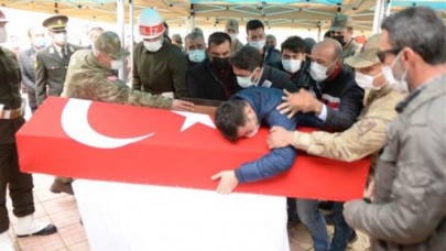 Gözyaşları sel oldu: Uzman Çavuş Hakan Gül Amasya'da,  Astsubay Mehmet Demir Kahramanmaraş'da son yolculuğuna uğurlandı