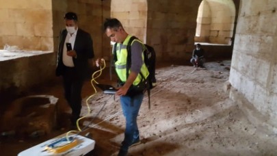 Harran Kalesi'nde jeoradarla inceleme yapan 2 şüpheli kaymakamın dikkati sayesinde yakalandı