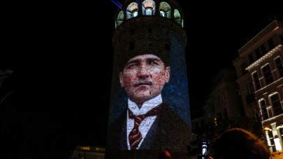İstiklal Marşı'nın 100. yılına özel Galata Kulesi'nde ışık gösterisi yapıldı