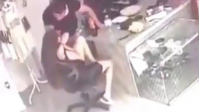Kadına şiddet kamerada: Önce dövdü sonra hiçbir şey olmamış gibi yemek yedi