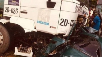 Lastiği patlayan kamyon ağaca çarptı: 19 ölü,  34 yaralı