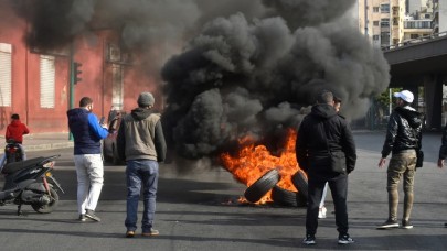 Lübnan caddeleri alevler içinde