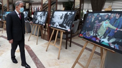 Bakan Akar,  "29. Yılında Hocalı Soykırımı" fotoğraf sergisini açtı