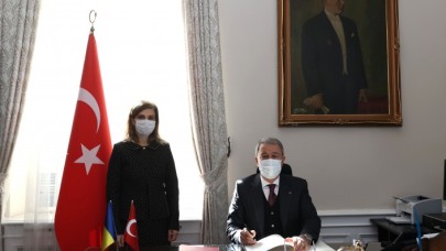 Milli Savunma Bakanı Akar,  Türkiye'nin Bükreş Büyükelçiliğini ziyaret etti
