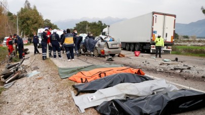 Muğla'da tır otomobili biçti: Mehmet Serter,  Ümmühan Alaca,  Emir Alaca,  Savaş Alaca,  Ayşe İkis öldü