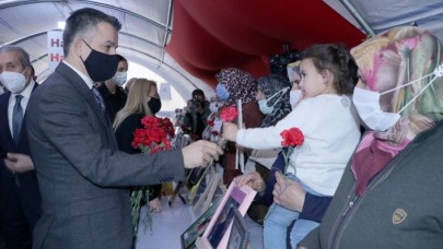 Pakdemirli'den,  Diyarbakır annelerine destek ziyareti: