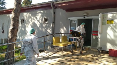 Sakarya'da kimyasal gaz paniği: 2'si polis 12 kişi hastaneye kaldırıldı,  hastane kapatıldı