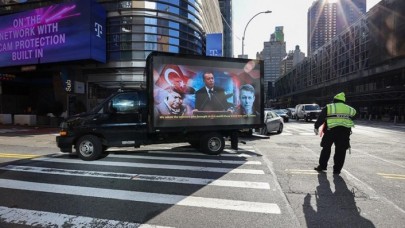 'Stop Erdogan' reklamına karşılık Times Meydanı'nda 15 Temmuz'u anlatan dijital ekranlı kamyonet