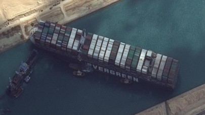 Süveyş Kanalı krizi büyüyor: 13 bin konteynerı 52 metre gibi bir yükseklikten indirmek zor bir ihtimal