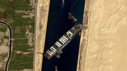 Süveyş Kanalı'nı tıkayan gemi yüzdürüldü