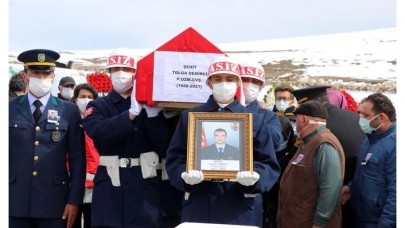 Tatvan şehidi Tolga Demirci'nin cenazesi,  vasiyeti üzerine babasının yanında toprağa verildi