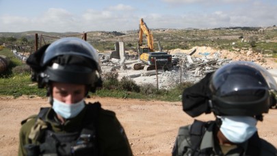 Terörist İsrail,  Filistinlilere ait bir evi daha yıktı