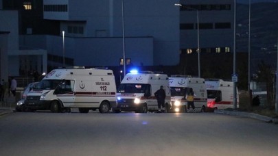 Türkiye yasta,  acımız büyük: Elazığ'da yürekleri dağlayan fotoğraf