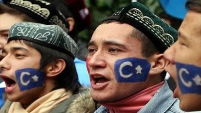 Uygur Türkleri ailelerine kavuşacakları günü bekliyor