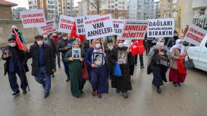 Vanlı anneler PKK'nın kaçırdığı çocuklarını HDP'den istiyor