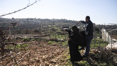 Yahudi yerleşimcilerle yan yana yaşayan Filistinliler günlük ihlallere maruz kalıyor
