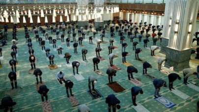 23 Nisan kısıtlamasına denk gelen cuma namazı camilerde kılınacak mı? Merak edilen soru yanıt buldu
