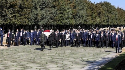 23 Nisan'da Ata'nın huzurunda: Gayretlerimiz,  engel tanımayan bir ısrar ve inançla sürecektir