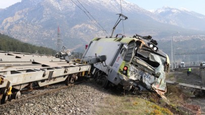 Adana'da iki yük treni çarpıştı