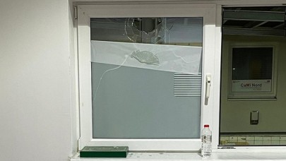 Almanya'da camiye taşlı saldırı