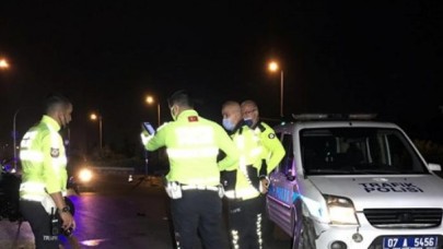Antalya'da trafik polisleri kaza yaptı: Özgür Gül yaralandı