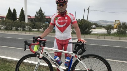 Bisiklet sevgisi için yüzlerce kilometre pedal çevirdi,  gittiği şehirlerde camilerde konakladı
