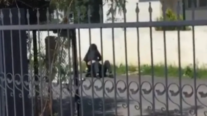 Bu kez erkeğe şiddet: Yere yatırdığı adamı darp etti!