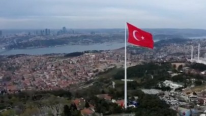 Cumhurbaşkanı Erdoğan en büyük Türk bayrağını göndere çekti
