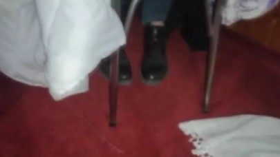 Denetimden kaçmak için üzerine çarşaf örttü,  bacakları açıkta kalınca yakayı ele verdi