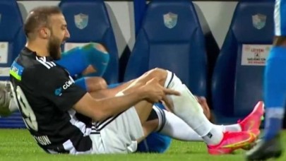 Durumu ciddi,  gözyaşlarını tutamadı: Cenk Tosun sakatlandı,  sezonu kapattı