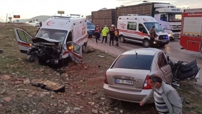 Elbistan'da ambulans ile otomobil çarpıştı: Münir Turan Peltek,  Sibel Örde,  Übeyit Akış öldü