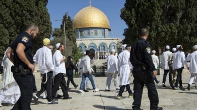Fanatik Yahudilerden Mescid-i Aksa'ya baskın