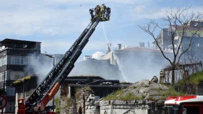 Fatih'te Emniyet'in deposunda yangın