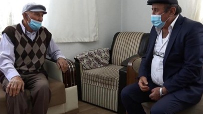 Filmleri aratmayacak olay: Akşam yemeği için davet ettikleri kişiye 50 yıldır bakıyorlar