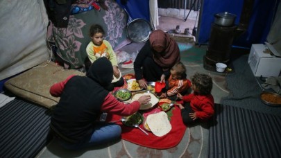 İdlib'deki kamplarda ilk iftar yoksulluğun pençesinde yapıldı