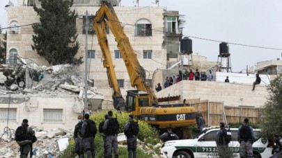 İsrail,  Batı Şeria'da Filistinlilere ait bir evi daha yıktı