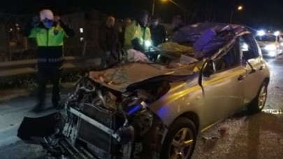 İzmir'de otomobil tıra çarptı: Melek Aslan öldü