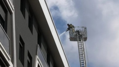 Kadıköy'de 5 katlı binada yangın! 1'i ağır,  3 yaralı