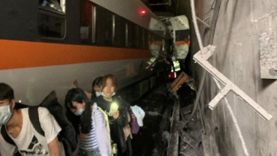 Katliam gibi kaza: Raydan çıkan tren kamyona çarptı,  36 ölü!