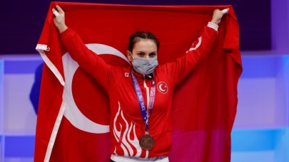 Milli halterci Şaziye Erdoğan,  Avrupa Halter Şampiyonası'nda bronz madalya kazandı