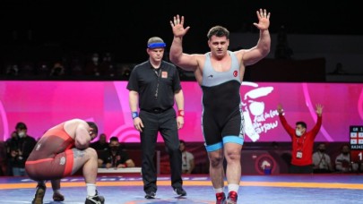 Milli güreşçi Rıza Kayaalp bir kez daha rekor kırdı