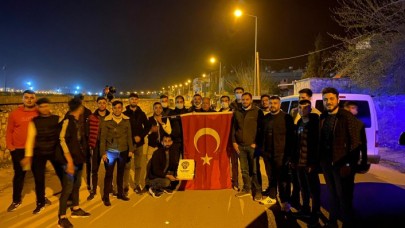 Siirtli gençler,  "kavga çıktı" ihbarıyla mahalleye gelen polislere sürpriz yaptı