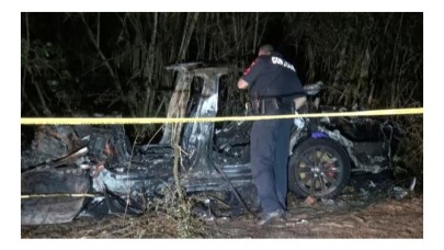 Sürücüsüz Tesla otomobil kaza yaptı: 2  ölü