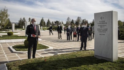 TBMM Başkanı Şentop,   Devlet Mezarlığı'ndaki kabirleri ziyaret etti