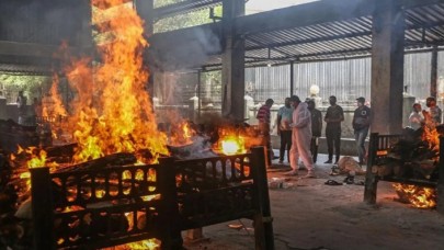 Toplu olarak yakıyorlar! Yakınları gözyaşları içinde izledi