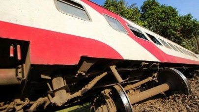 Tren raydan çıktı! 100'den fazla yaralı var