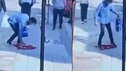 Türk bayrağına çirkin saldırı: Yere serip üzerine bastı