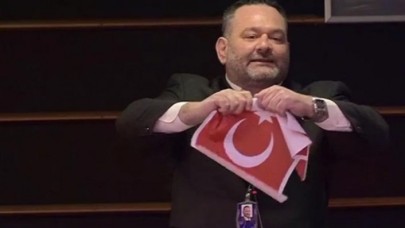 Türk bayrağını yırtan Yunan vekile şok: Tutuklandı!